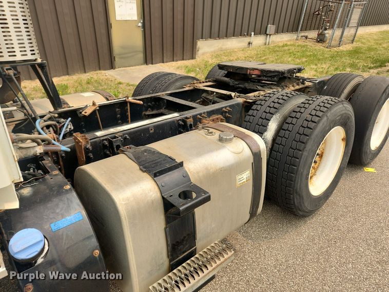 image for item LX9716 2012 Volvo VNL  semi truck