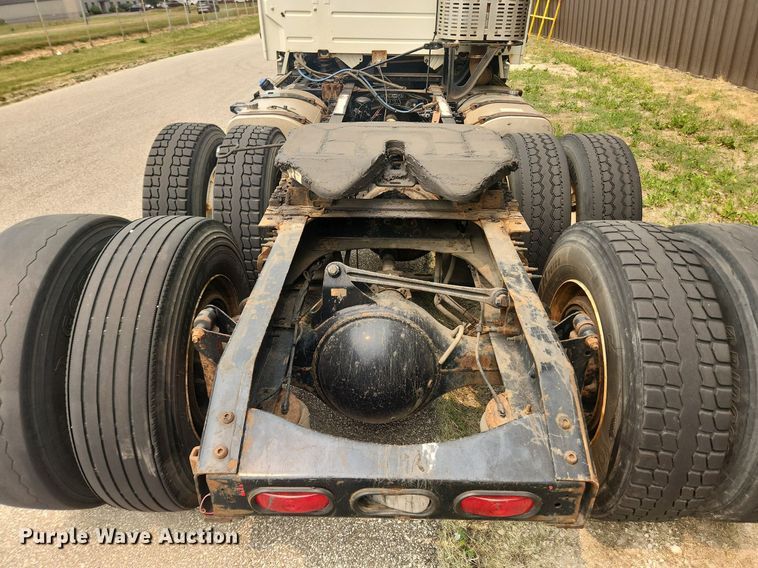 image for item LX9716 2012 Volvo VNL  semi truck