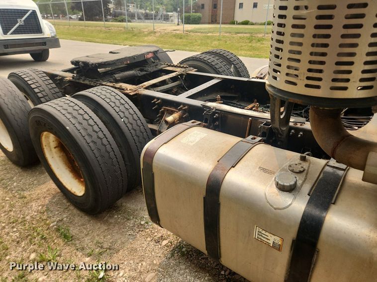 image for item LX9716 2012 Volvo VNL  semi truck