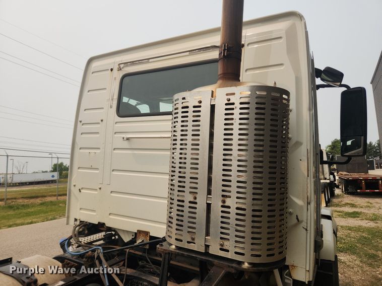 image for item LX9716 2012 Volvo VNL  semi truck