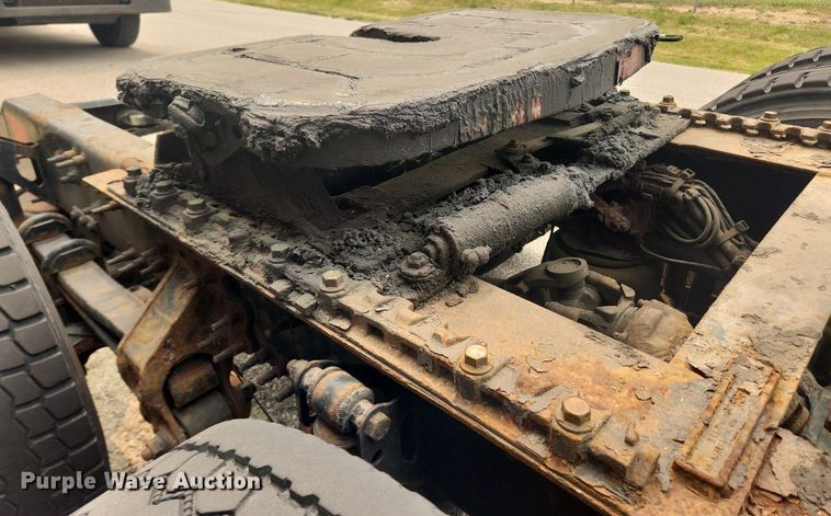 image for item LX9716 2012 Volvo VNL  semi truck