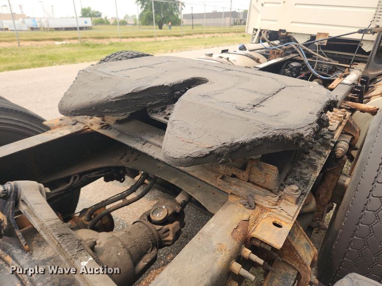 image for item LX9716 2012 Volvo VNL  semi truck