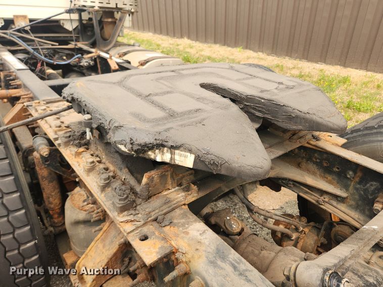 image for item LX9716 2012 Volvo VNL  semi truck