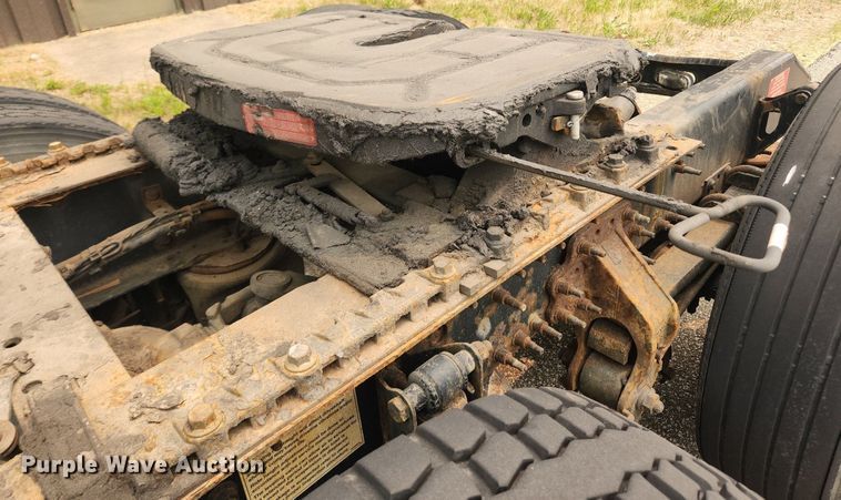 image for item LX9716 2012 Volvo VNL  semi truck