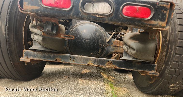 image for item LX9716 2012 Volvo VNL  semi truck