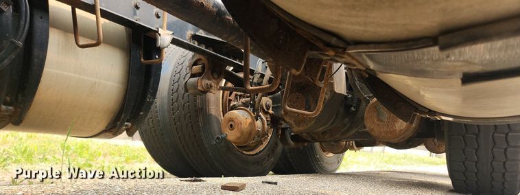 image for item LX9716 2012 Volvo VNL  semi truck