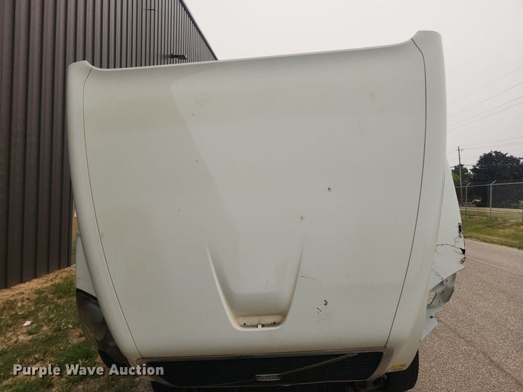 image for item LX9716 2012 Volvo VNL  semi truck