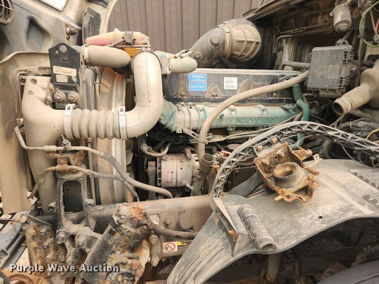 image for item LX9716 2012 Volvo VNL  semi truck