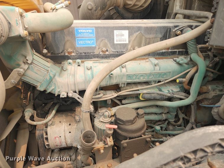 image for item LX9716 2012 Volvo VNL  semi truck