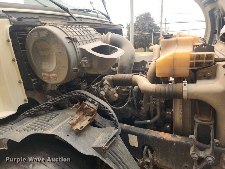 image for item LX9716 2012 Volvo VNL  semi truck