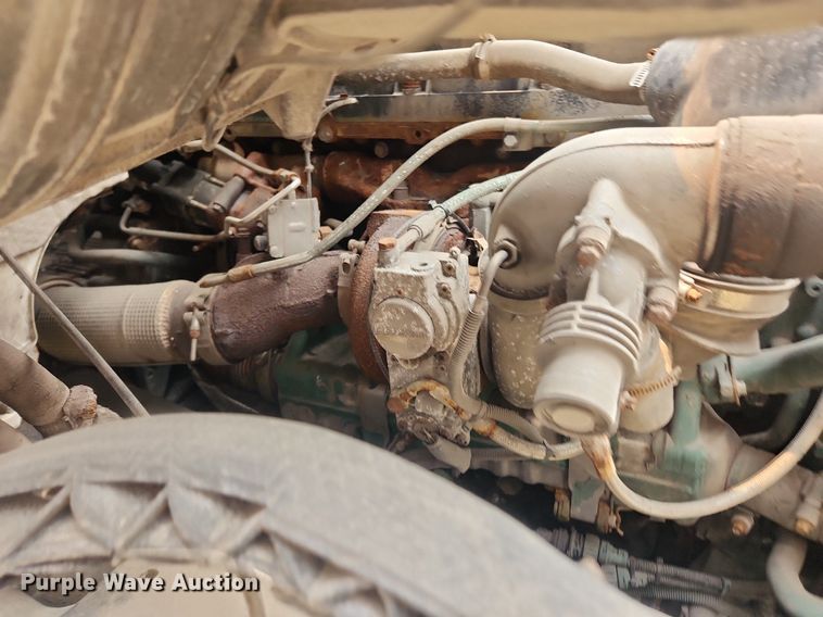 image for item LX9716 2012 Volvo VNL  semi truck