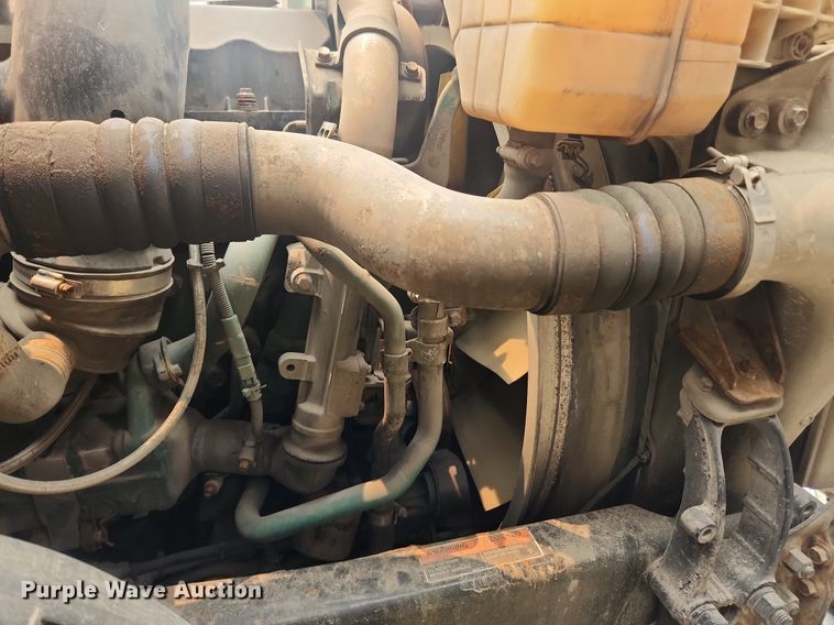 image for item LX9716 2012 Volvo VNL  semi truck