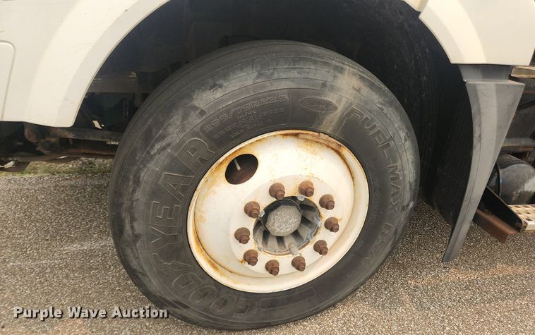 image for item LX9716 2012 Volvo VNL  semi truck