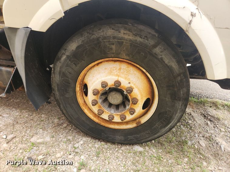 image for item LX9716 2012 Volvo VNL  semi truck