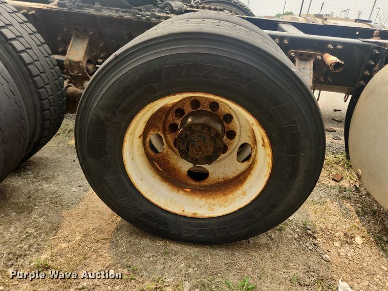 image for item LX9716 2012 Volvo VNL  semi truck