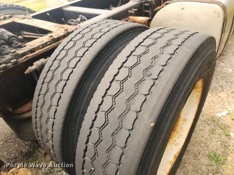 image for item LX9716 2012 Volvo VNL  semi truck