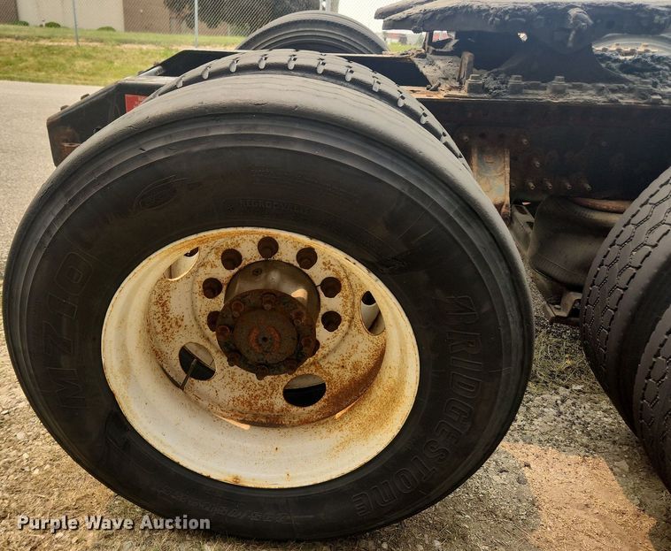 image for item LX9716 2012 Volvo VNL  semi truck