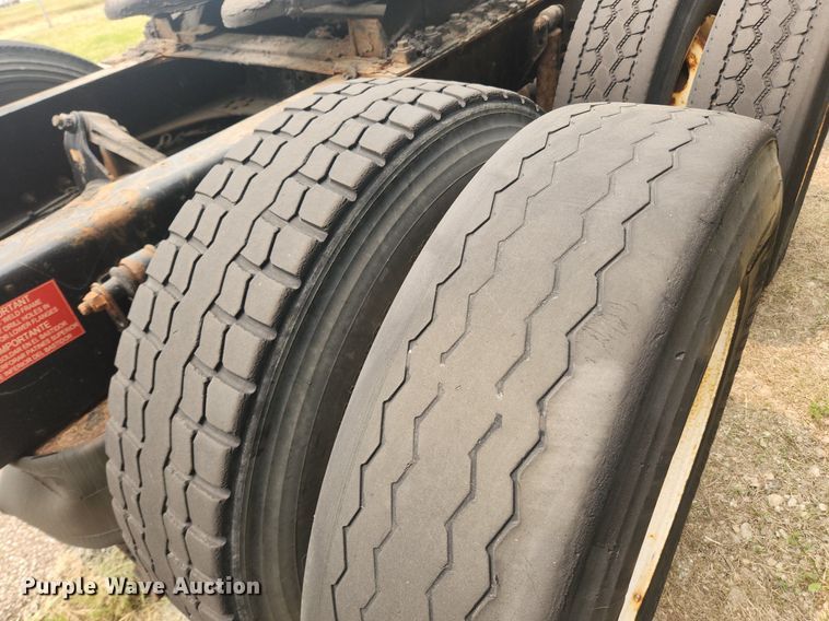 image for item LX9716 2012 Volvo VNL  semi truck