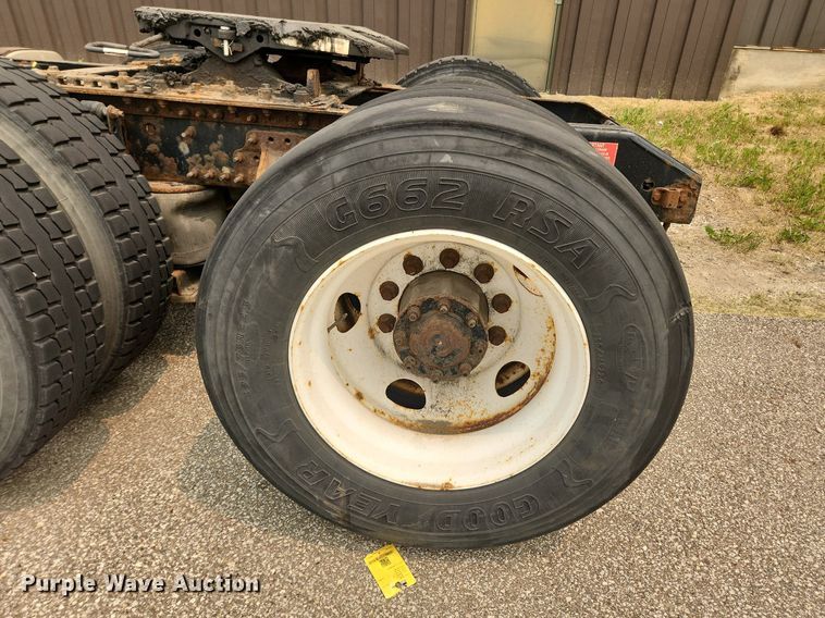 image for item LX9716 2012 Volvo VNL  semi truck