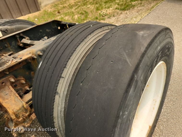 image for item LX9716 2012 Volvo VNL  semi truck