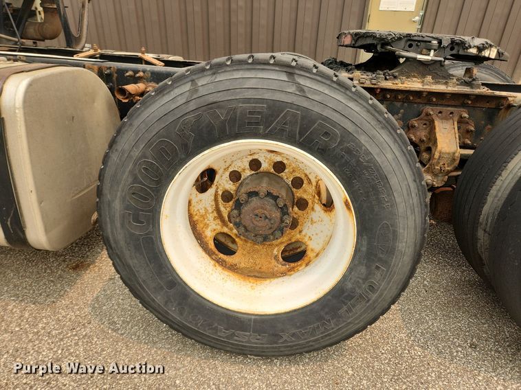 image for item LX9716 2012 Volvo VNL  semi truck