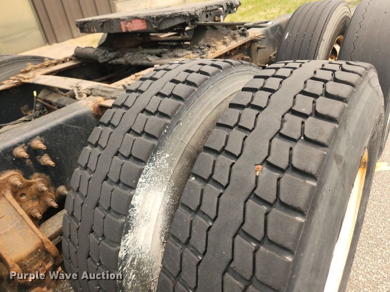 image for item LX9716 2012 Volvo VNL  semi truck