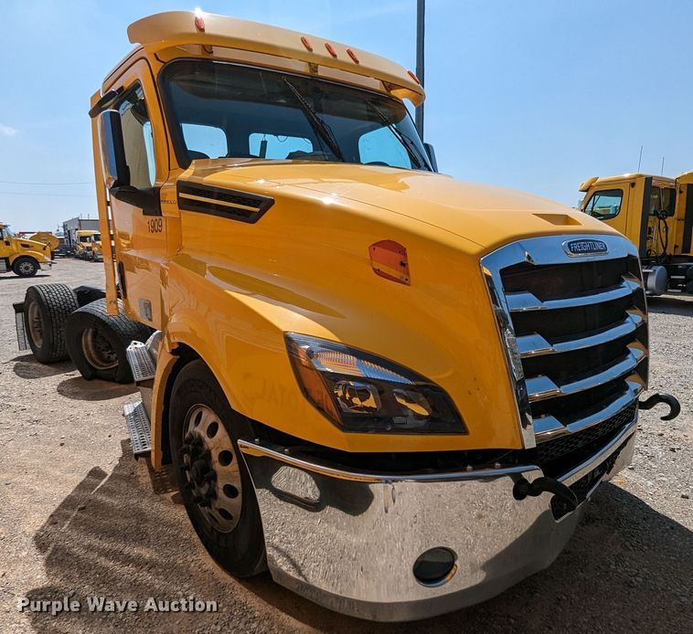 image for item MN9973 2020 Freightliner Cascadia 126  semi truck