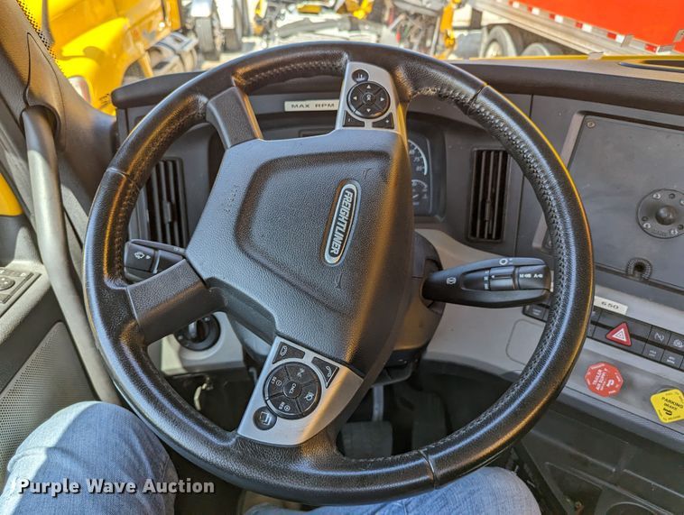 image for item MN9973 2020 Freightliner Cascadia 126  semi truck