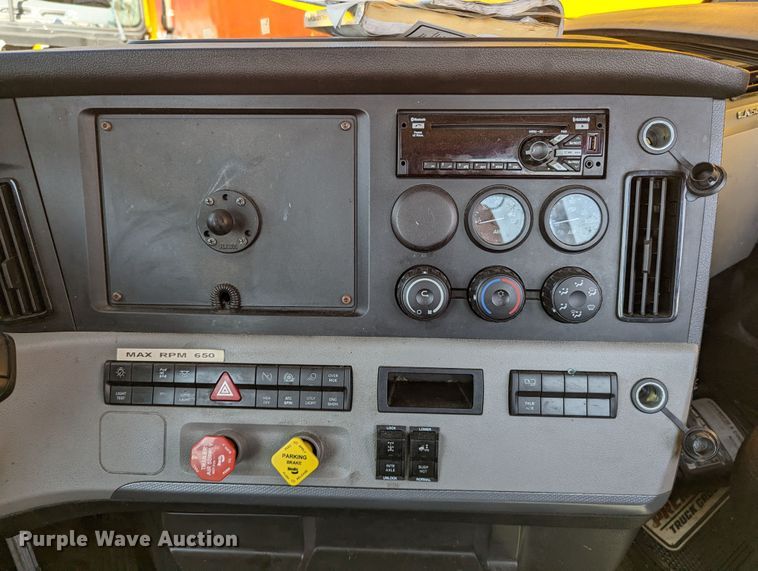 image for item MN9973 2020 Freightliner Cascadia 126  semi truck