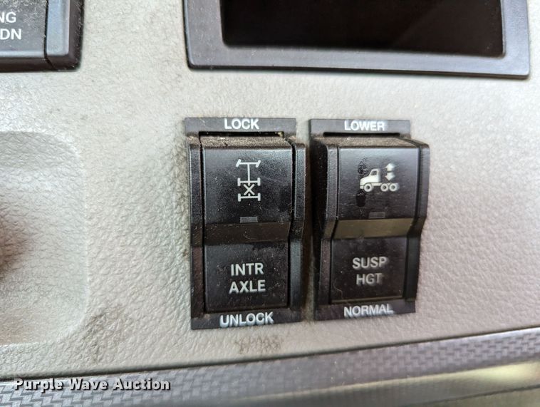 image for item MN9973 2020 Freightliner Cascadia 126  semi truck