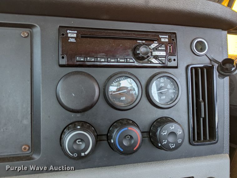 image for item MN9973 2020 Freightliner Cascadia 126  semi truck