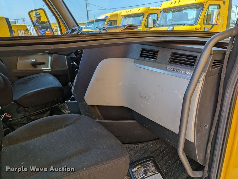 image for item MN9973 2020 Freightliner Cascadia 126  semi truck