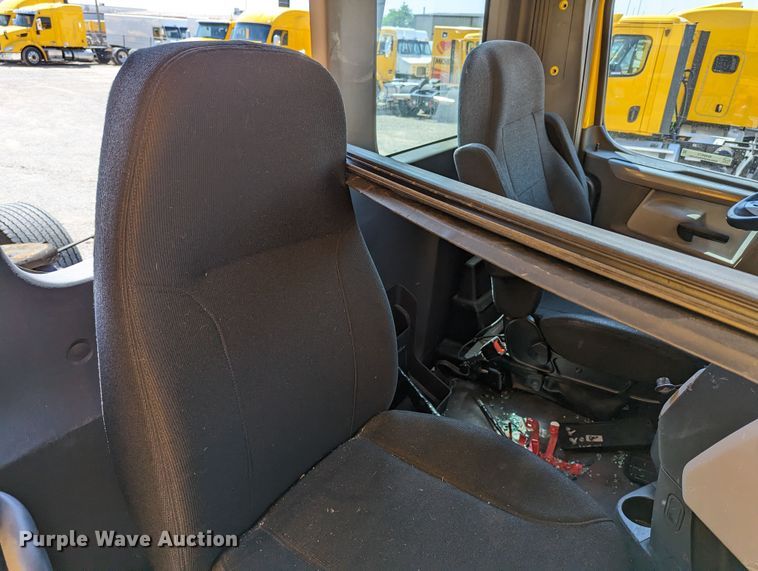 image for item MN9973 2020 Freightliner Cascadia 126  semi truck