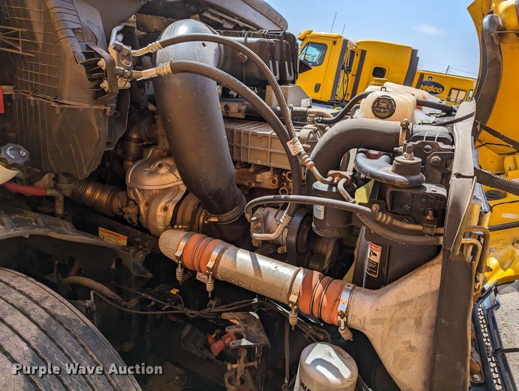 image for item MN9973 2020 Freightliner Cascadia 126  semi truck