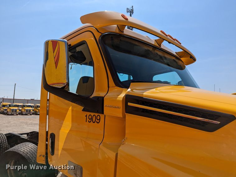 image for item MN9973 2020 Freightliner Cascadia 126  semi truck