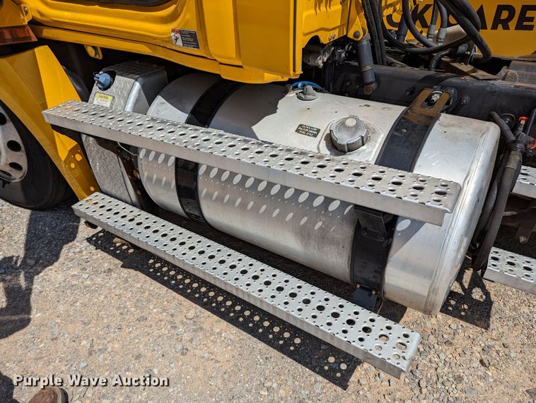 image for item MN9973 2020 Freightliner Cascadia 126  semi truck