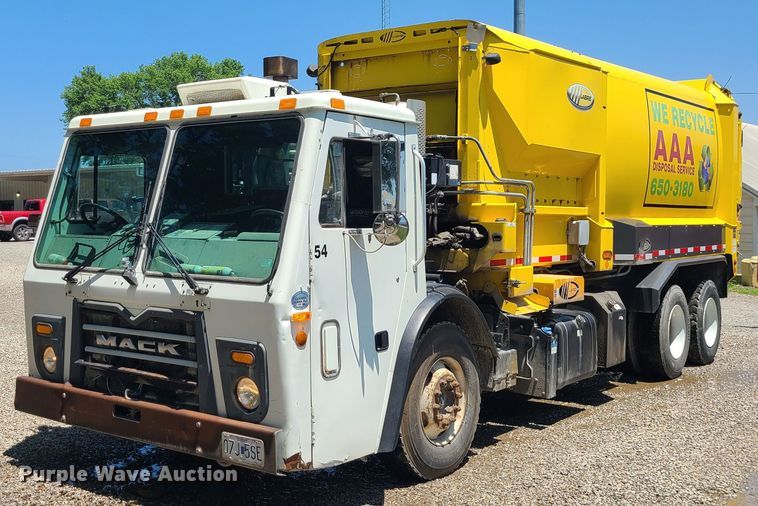 image for item MO9874 2011 Mack LEU  refuse truck