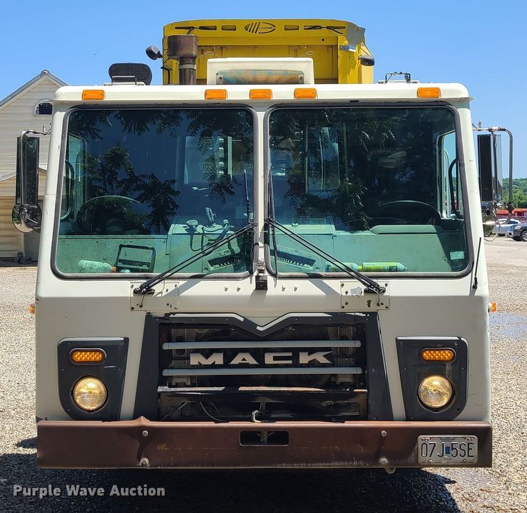 image for item MO9874 2011 Mack LEU  refuse truck