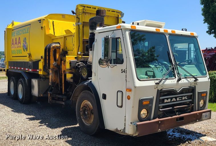 image for item MO9874 2011 Mack LEU  refuse truck