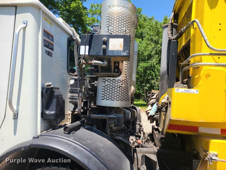 image for item MO9874 2011 Mack LEU  refuse truck