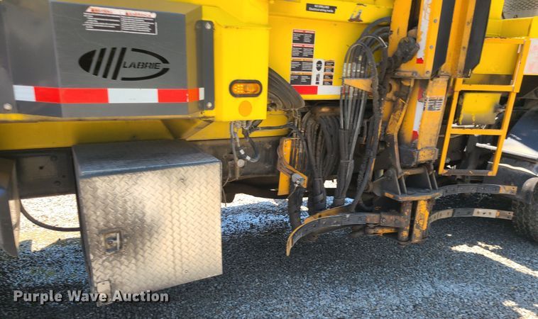 image for item MO9874 2011 Mack LEU  refuse truck