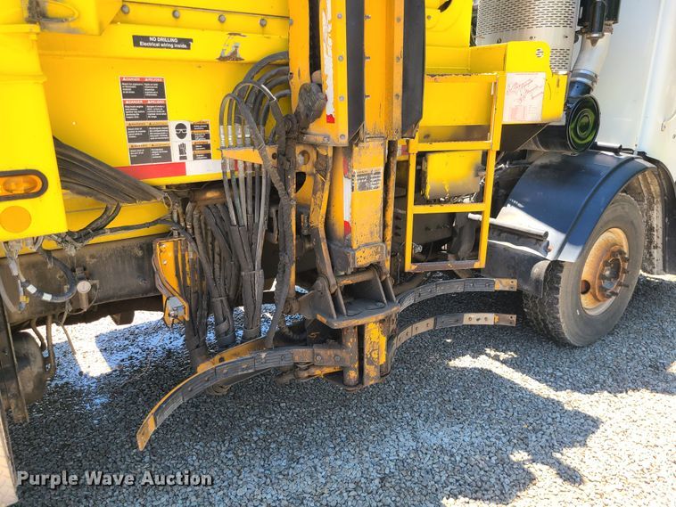 image for item MO9874 2011 Mack LEU  refuse truck