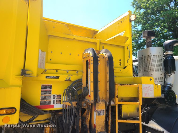 image for item MO9874 2011 Mack LEU  refuse truck