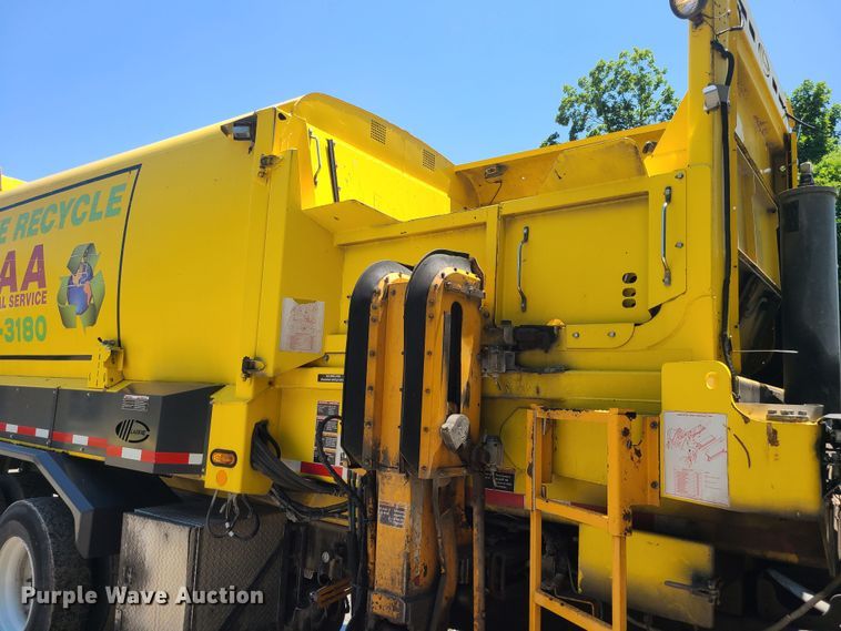 image for item MO9874 2011 Mack LEU  refuse truck