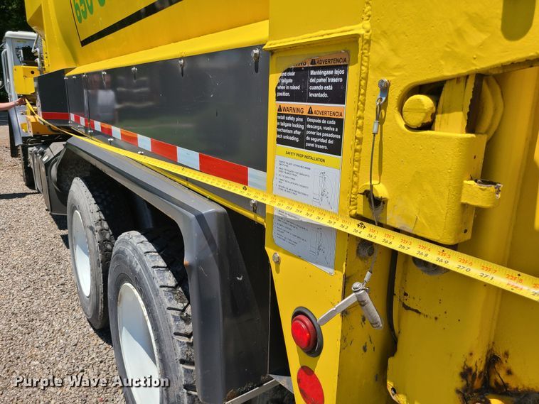 image for item MO9874 2011 Mack LEU  refuse truck