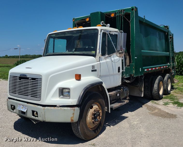 image for item MO9882 2002 Freightliner FL80  refuse truck