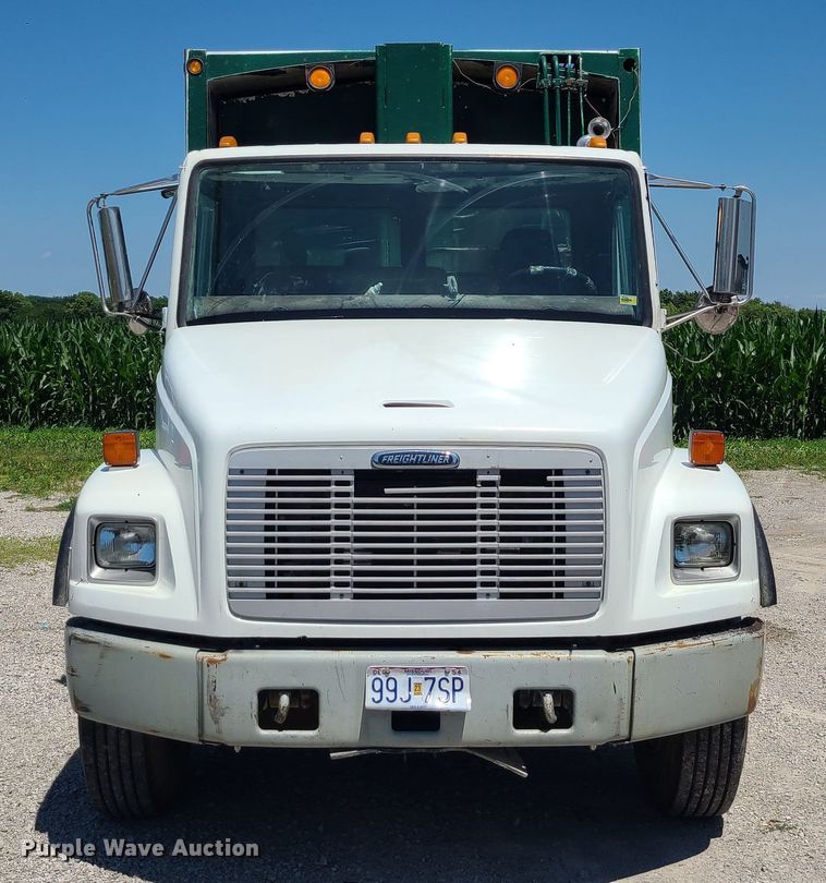 image for item MO9882 2002 Freightliner FL80  refuse truck