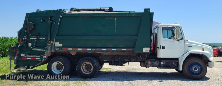 image for item MO9882 2002 Freightliner FL80  refuse truck