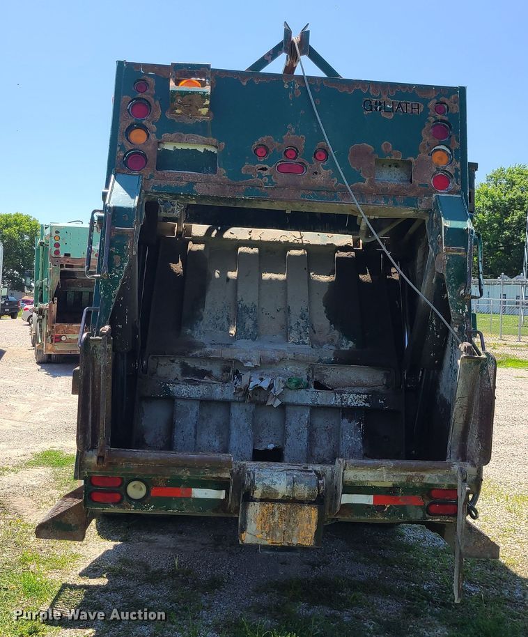 image for item MO9882 2002 Freightliner FL80  refuse truck