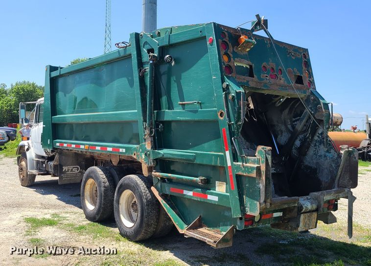 image for item MO9882 2002 Freightliner FL80  refuse truck